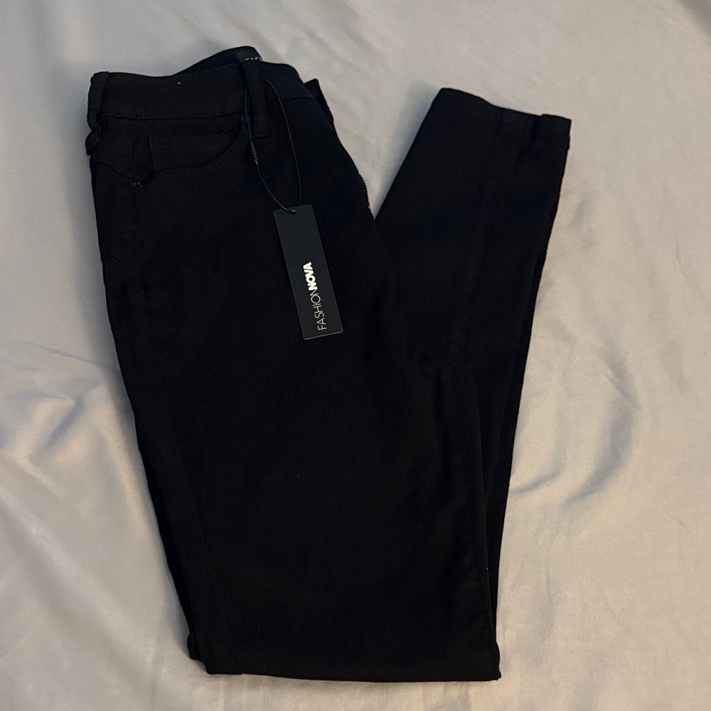 Fashion Nova Women's Dark Black Skinny Jeans
SIZE 7